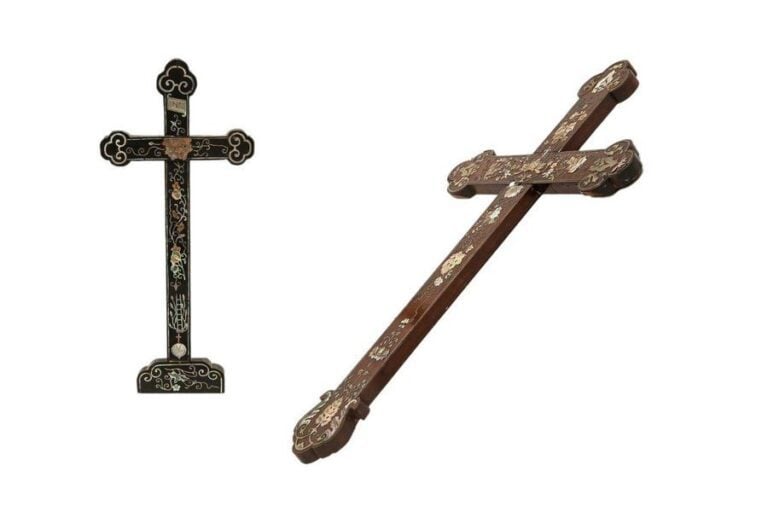 [X] LOT DE DEUX (2) CROIX EN BOIS INDIGENE A DECOR INCRUSTE DE NACRE