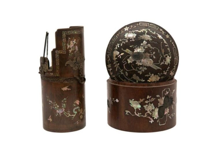 [X] LOT DE DEUX (2) OBJETS EN BOIS INDIGENE A DECOR INSCRUSTE DE NACRE