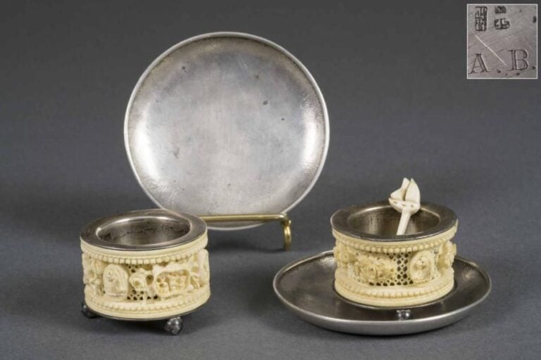 [X] SUITE DE DEUX COUPELLES EN ARGENT PAR SING FAT  Chine, Canton / Guangzhou, Epoque début du XXe siècle Circulaires, la lèvre intérieure traitée en nid d'abeille, le revers insculpté des marques de l'orfèvre SING FAT ("SF" et marque à deux caractères en kaishu) ainsi que du chiffre du propriétaire: "