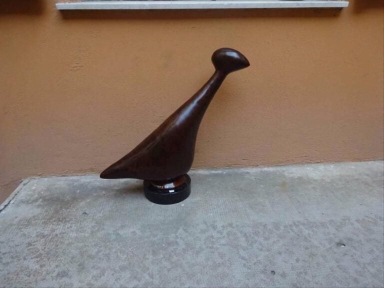 Xavier ALVAREZ (1949-) "La poule" Bronze à patine brune nuancée Signé sur la terrasse Justifiée sur la terrasse: 7/8 H: 60 cm - L: 61 cm - l: 18 cm