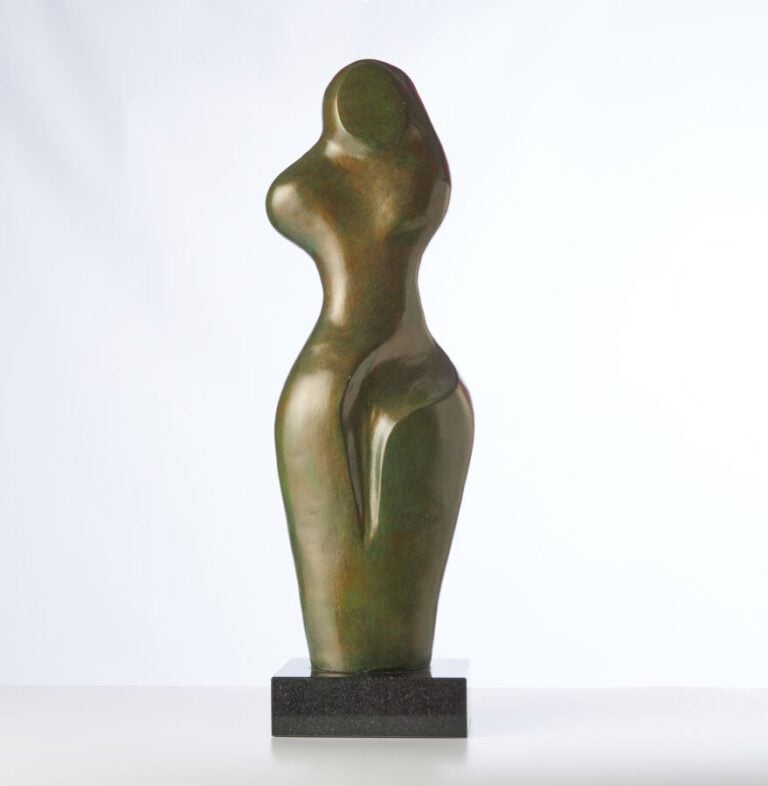 XAVIER ALVAREZ (NÉ EN 1949) - « Odalisque » - Bronze à patine vert nuancé (avec…