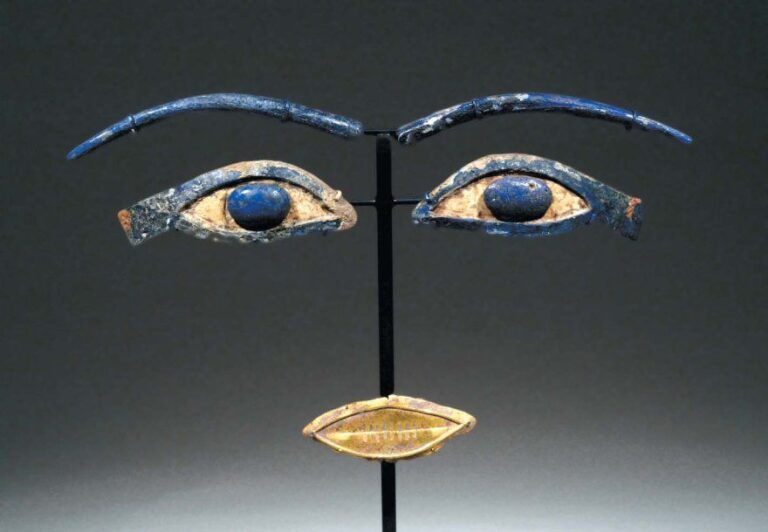 YEUX ET BOUCHE Éléments d'incrustation d'un masque : sourcils et yeux en verre, lèvres en o