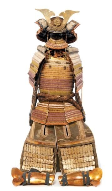 Yoroi (armure japonaise) complète avec protections des jambes dorées à la feuille, masque facial, casque avec maedashi et bâton de commandan