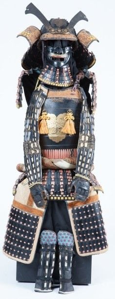Yoroi comprenant jambières, un masque à moustache et un casque dit "à Kunagata" (cornes de cerf stylisées