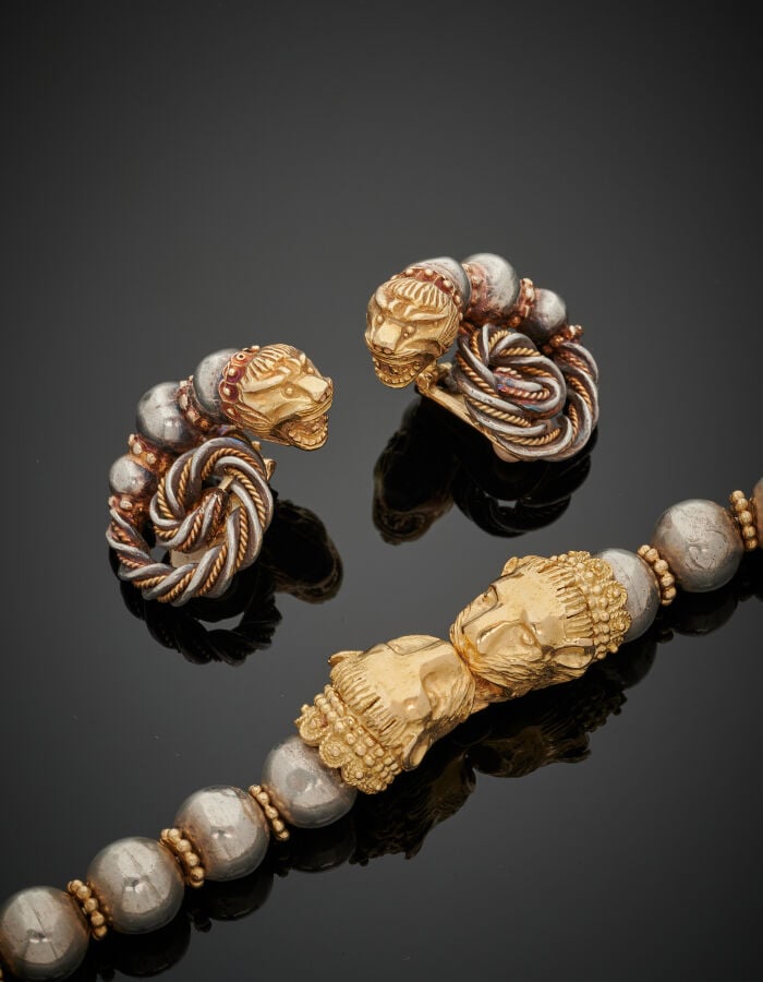 ZOLOTAS - DEMI-PARURE "têtes de lions" en or jaune (750‰) et argent (min. 800‰)…