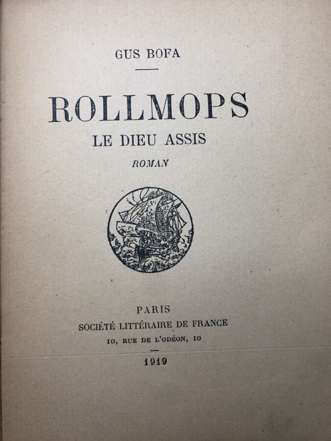 BOFA (Gus). - Roll-Mops le dieu assis. Édité à Paris chez société littéraire de…