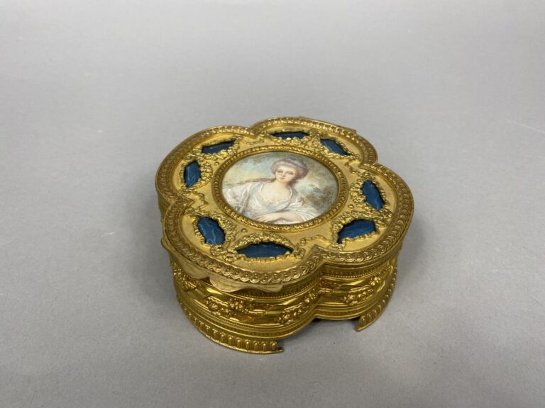 Boîte à bijoux de forme quadrilobée en bronze doré centrée d'un médaillon figur…