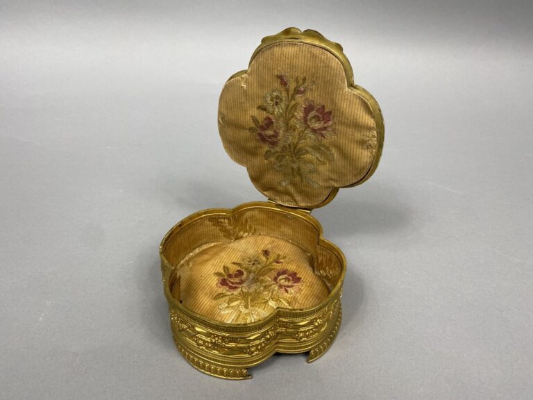 Boîte à bijoux de forme quadrilobée en bronze doré centrée d'un médaillon figur…