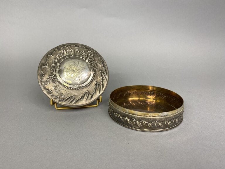 Boîte couverte de forme ronde en argent (925) ornée d'un médaillon chiffré soul…