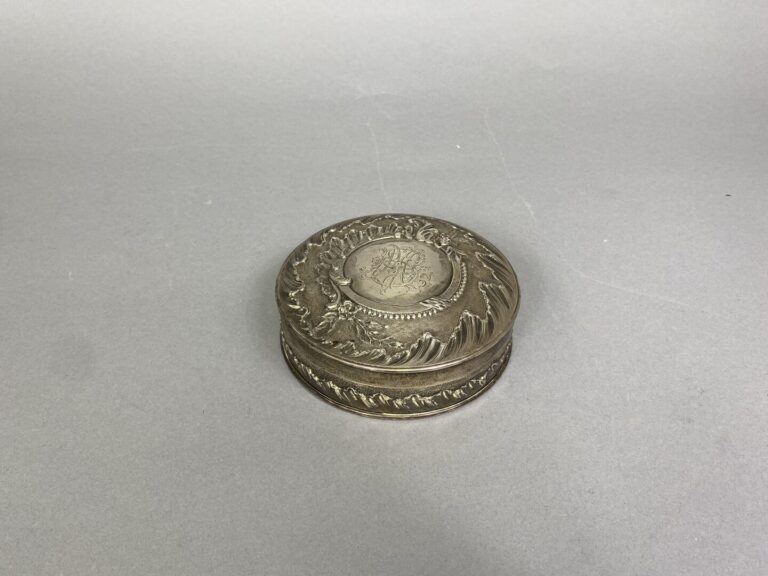 Boîte couverte de forme ronde en argent (925) ornée d'un médaillon chiffré soul…