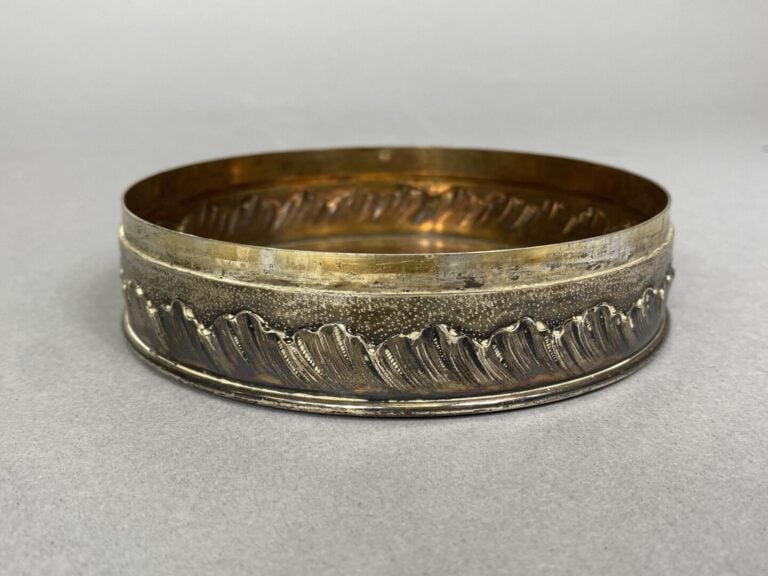 Boîte couverte de forme ronde en argent (925) ornée d'un médaillon chiffré soul…