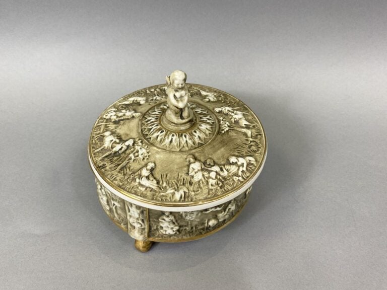 CAPODIMONTE - Boîte couverte tripode en porcelaine émaillée dans les tons ocre…