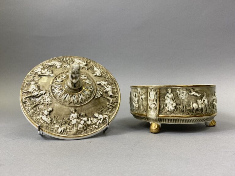 CAPODIMONTE - Boîte couverte tripode en porcelaine émaillée dans les tons ocre…