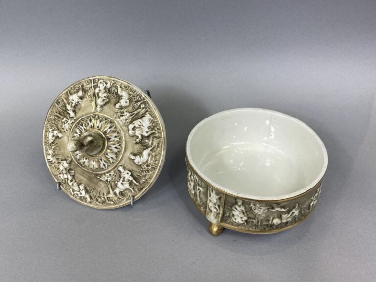 CAPODIMONTE - Boîte couverte tripode en porcelaine émaillée dans les tons ocre…