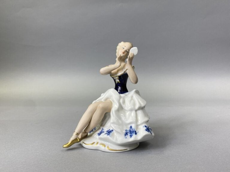 CAPODIMONTE - Groupe en porcelaine émaillée polychrome représentant une scène g…