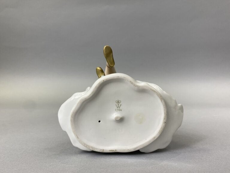 CAPODIMONTE - Groupe en porcelaine émaillée polychrome représentant une scène g…