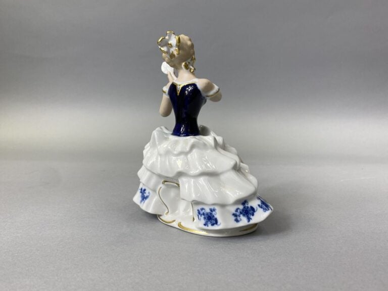 CAPODIMONTE - Groupe en porcelaine émaillée polychrome représentant une scène g…