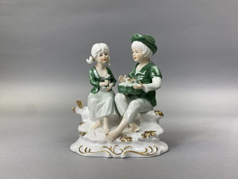 CAPODIMONTE - Groupe en porcelaine émaillée polychrome représentant une scène g…