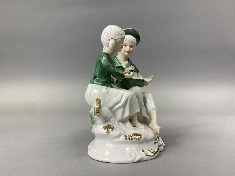 CAPODIMONTE - Groupe en porcelaine émaillée polychrome représentant une scène g…