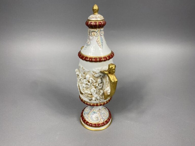 CAPODIMONTE - Vase couvert sur piédouche en porcelaine émaillée à décor en reli…