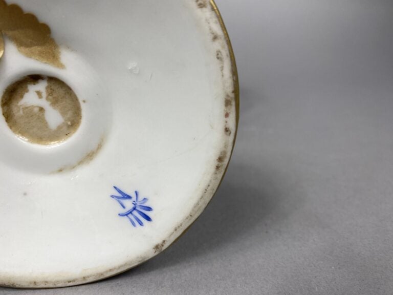 CAPODIMONTE - Vase couvert sur piédouche en porcelaine émaillée à décor en reli…