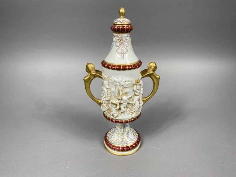 CAPODIMONTE - Vase couvert sur piédouche en porcelaine émaillée à décor en reli…