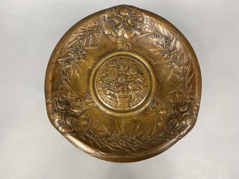 Centre de table sur piédouche en bronze à patine brune orné d'un médaillon "Fêt…
