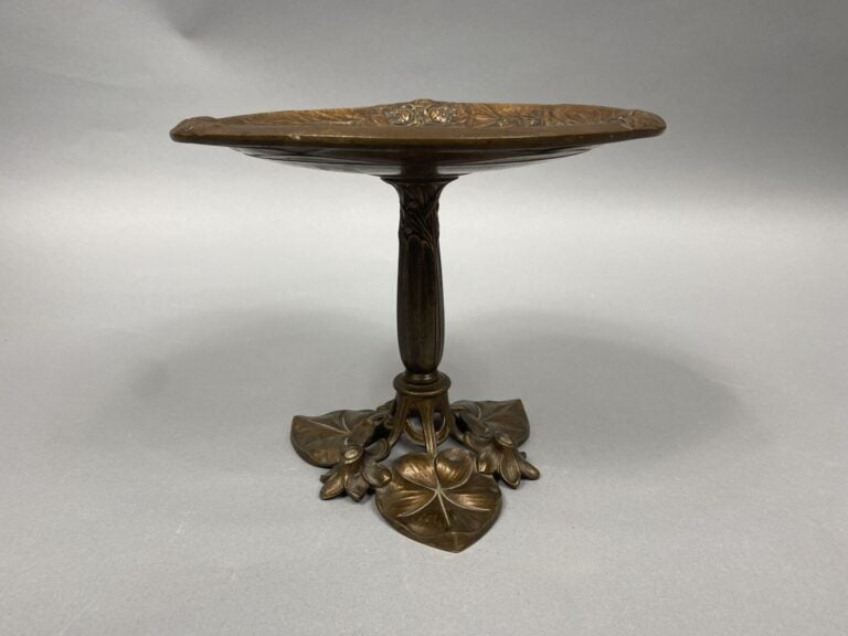 Centre de table sur piédouche en bronze à patine brune orné d'un médaillon "Fêt…