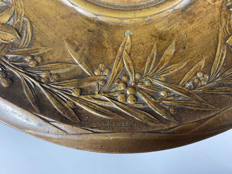 Centre de table sur piédouche en bronze à patine brune orné d'un médaillon "Fêt…