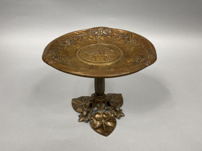 Centre de table sur piédouche en bronze à patine brune orné d'un médaillon "Fêt…