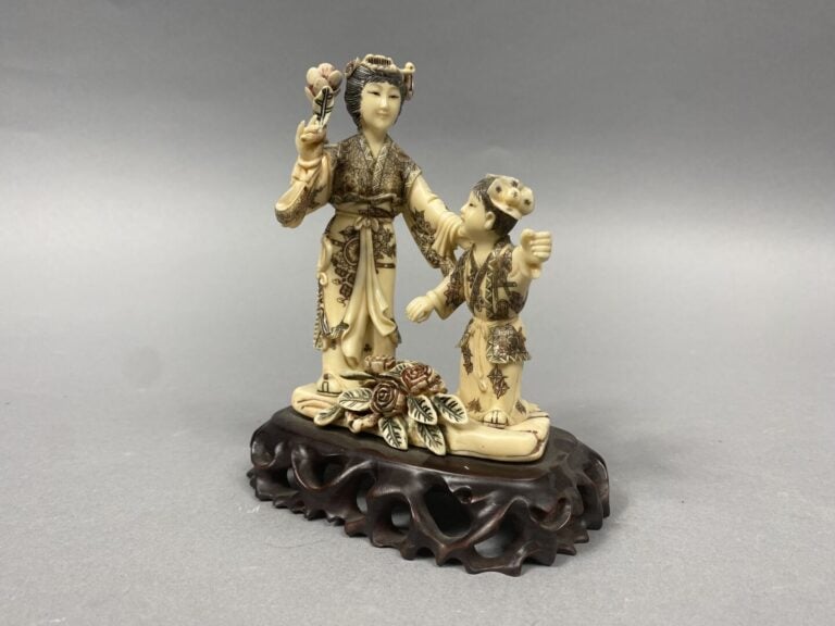 Chine, dans le goût - Groupe en résine sculpté polychrome représentant une jeun…