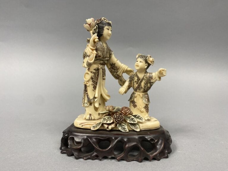 Chine, dans le goût - Groupe en résine sculpté polychrome représentant une jeun…
