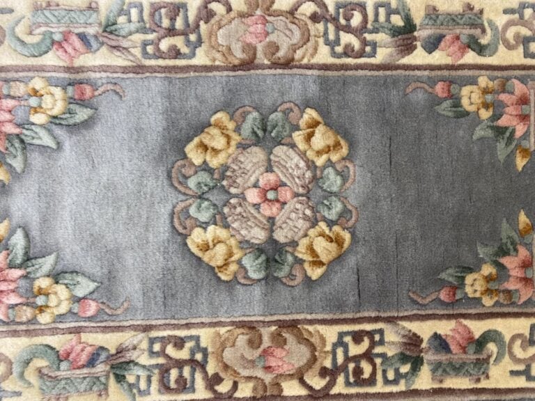 Chine, dans le goût - Paire de tapis de forme rectangulaire à décor floral sur…