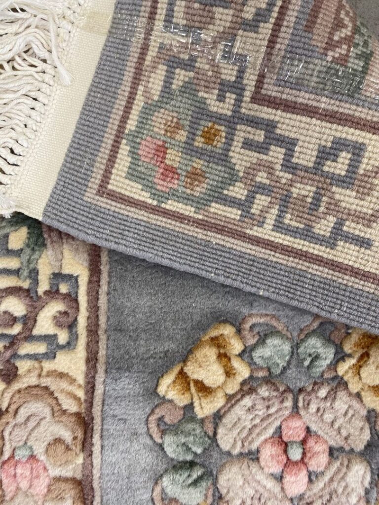 Chine, dans le goût - Paire de tapis de forme rectangulaire à décor floral sur…