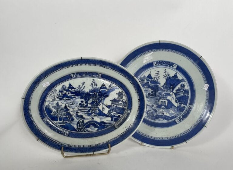 CHINE - Deux plats bleu/blanc - Longueur : 34 cm et diamètre : 34 cm - On joint…