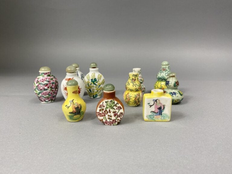 Chine - Ensemble d'une dizaine de tabatières à décor de personnages, frises feu…