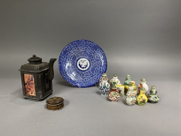 Chine - Ensemble d'une dizaine de tabatières à décor de personnages, frises feu…