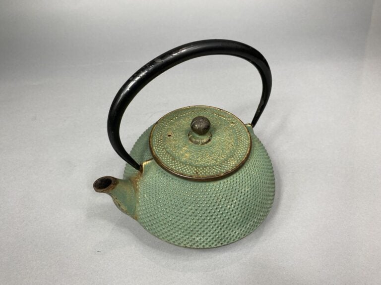 Chine - Ensemble de deux théières en bronze - H : 12.5 cm