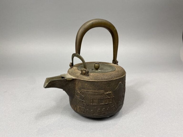 Chine - Ensemble de deux théières en bronze - H : 12.5 cm