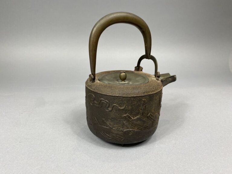 Chine - Ensemble de deux théières en bronze - H : 12.5 cm