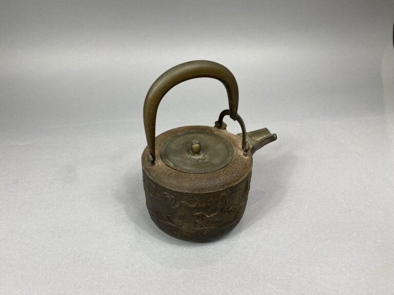Chine - Ensemble de deux théières en bronze - H : 12.5 cm