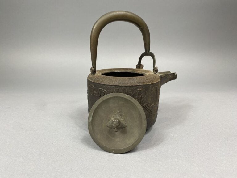 Chine - Ensemble de deux théières en bronze - H : 12.5 cm