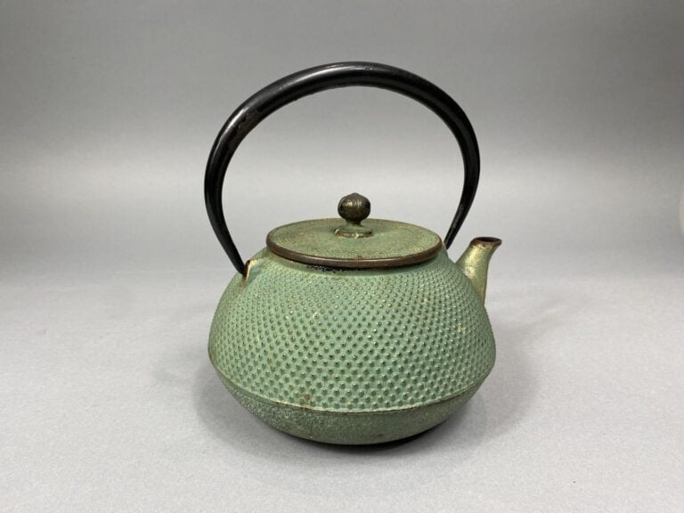 Chine - Ensemble de deux théières en bronze - H : 12.5 cm