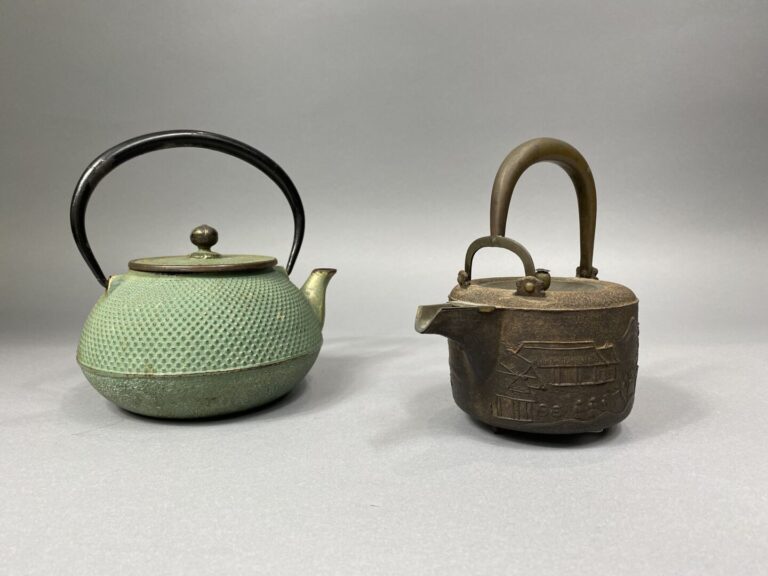 Chine - Ensemble de deux théières en bronze - H : 12.5 cm
