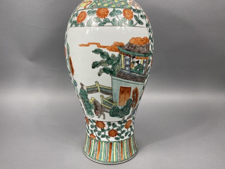 Chine - Grand vase balustre en porcelaine à décor, dans le goût de la Famille V…