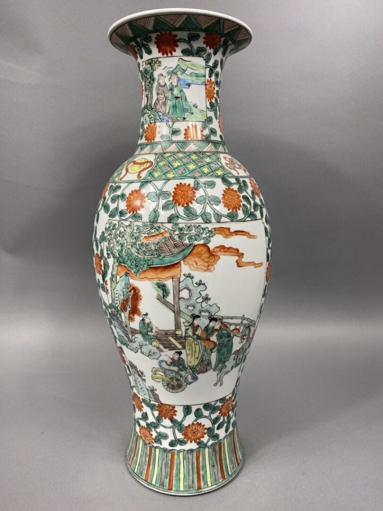 Chine - Grand vase balustre en porcelaine à décor, dans le goût de la Famille V…