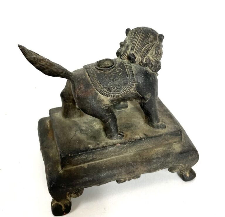 CHINE. Petit bronze représentant un chien de pho debout, un petit sujet debout…