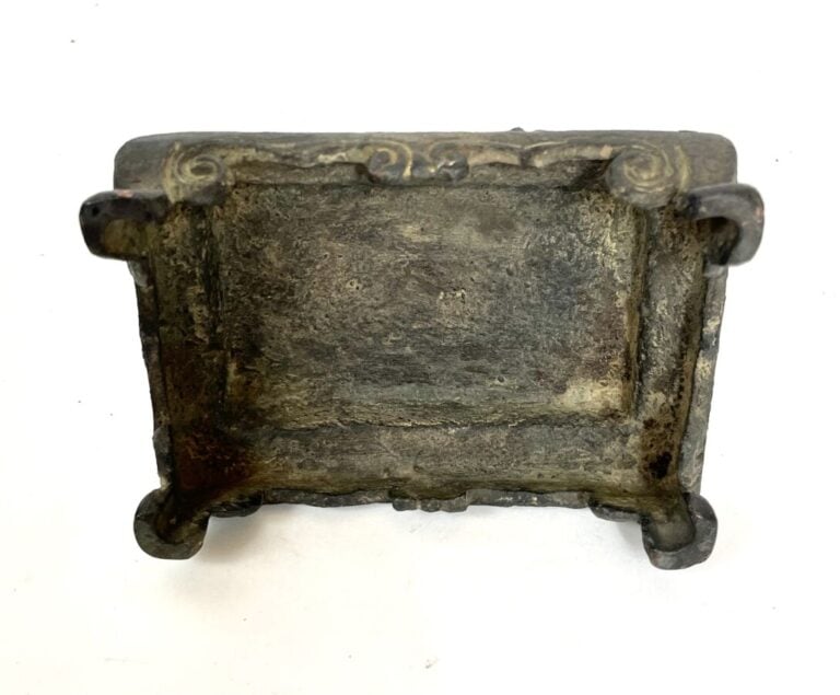 CHINE. Petit bronze représentant un chien de pho debout, un petit sujet debout…