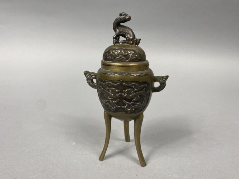 Chine - Petit brûle-parfum en bronze doré surmonté d'un qilin - H : 17 cm