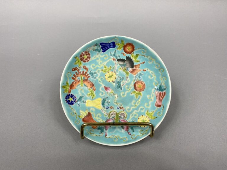 Chine - Petite assiette en porcelaine émaillée à décor d'insectes, papillon par…